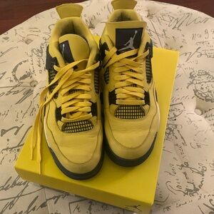 Air Jordan 4 Retro Lighting Men’s size 9 ver good condition